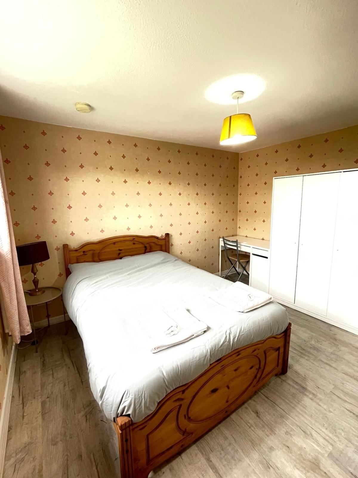 3 Bed Serviced Accommodation With Free Parking & Tram Stop, 10 Minutes From Airport And Center Edinburgh Exterior photo