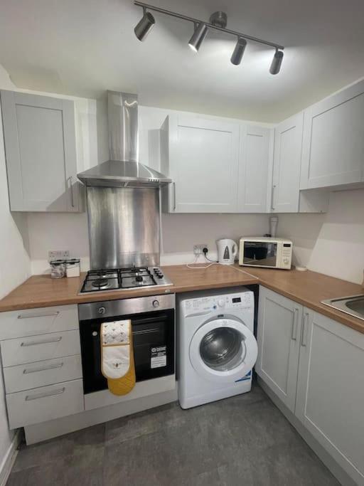 3 Bed Serviced Accommodation With Free Parking & Tram Stop, 10 Minutes From Airport And Center Edinburgh Exterior photo